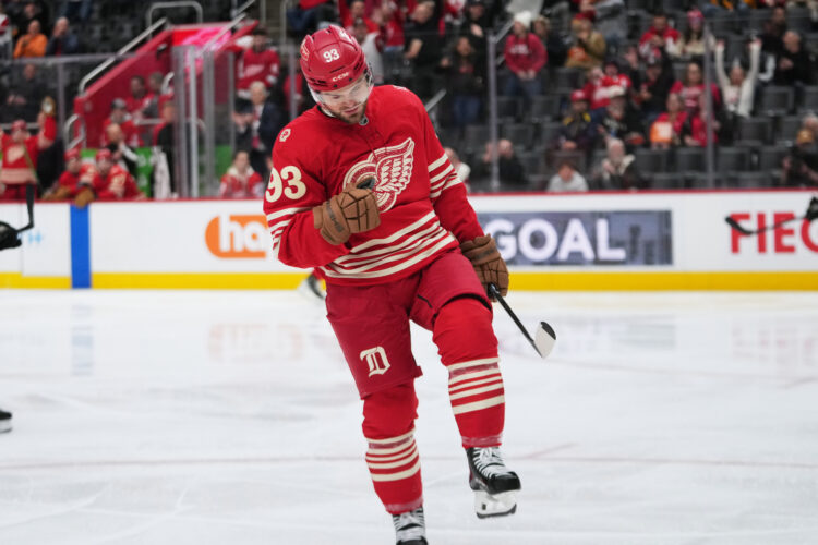Red Wings edge Bruins 5